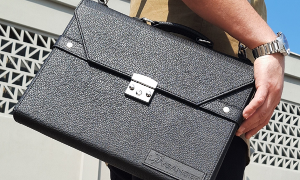 Tas laptop dengan desain lipat dan tampilan futuristik